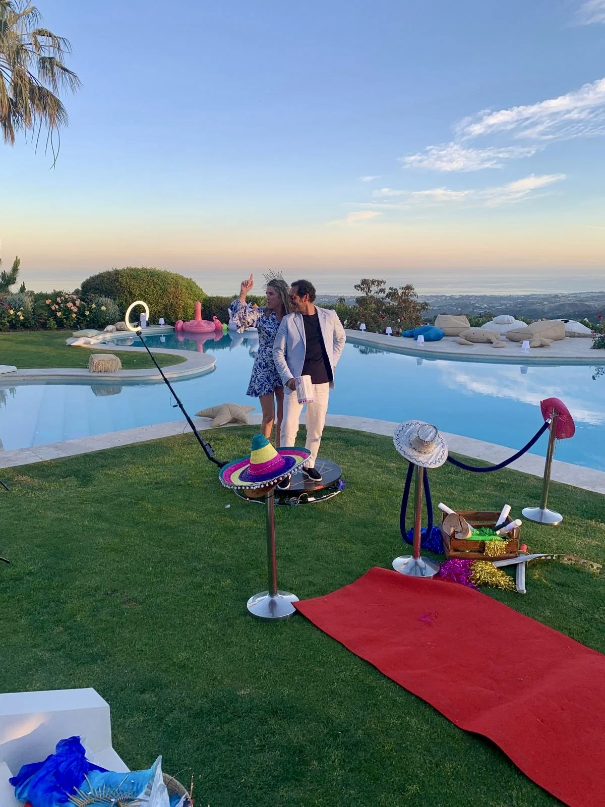 Pareja en boda con fotomatón