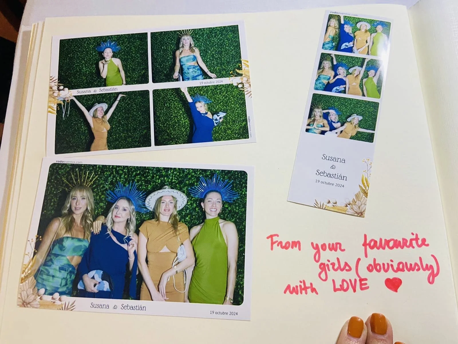 Pareja posando en fotomatón