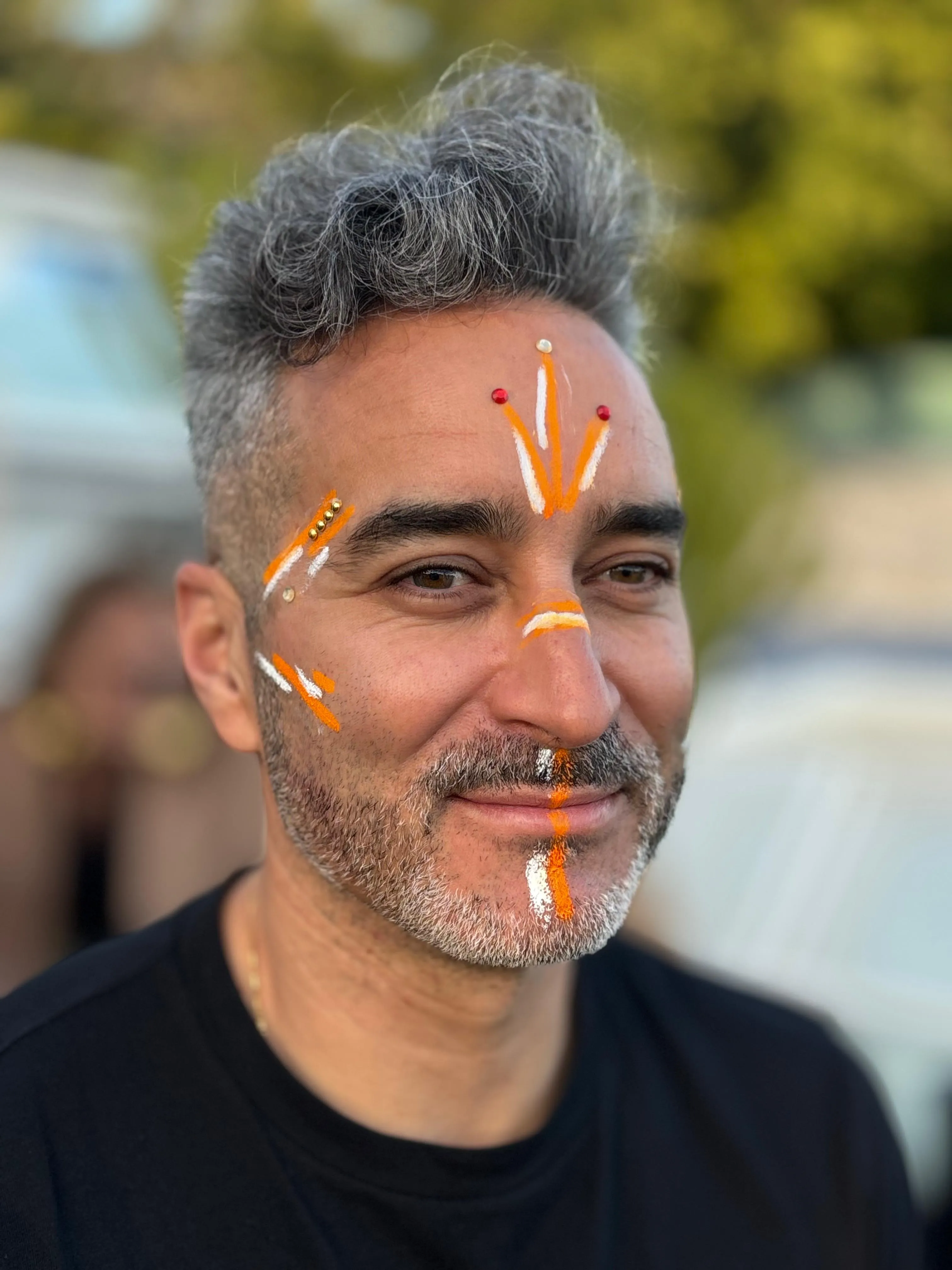 Maquilladora aplicando glitter