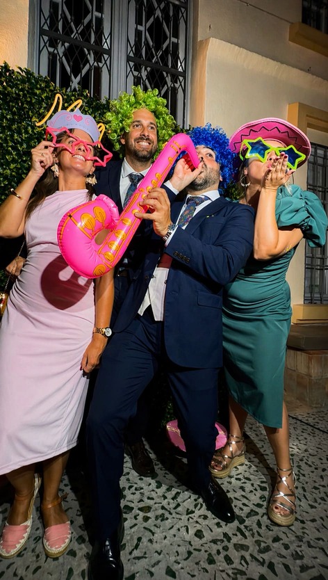 Invitados divertidos en boda