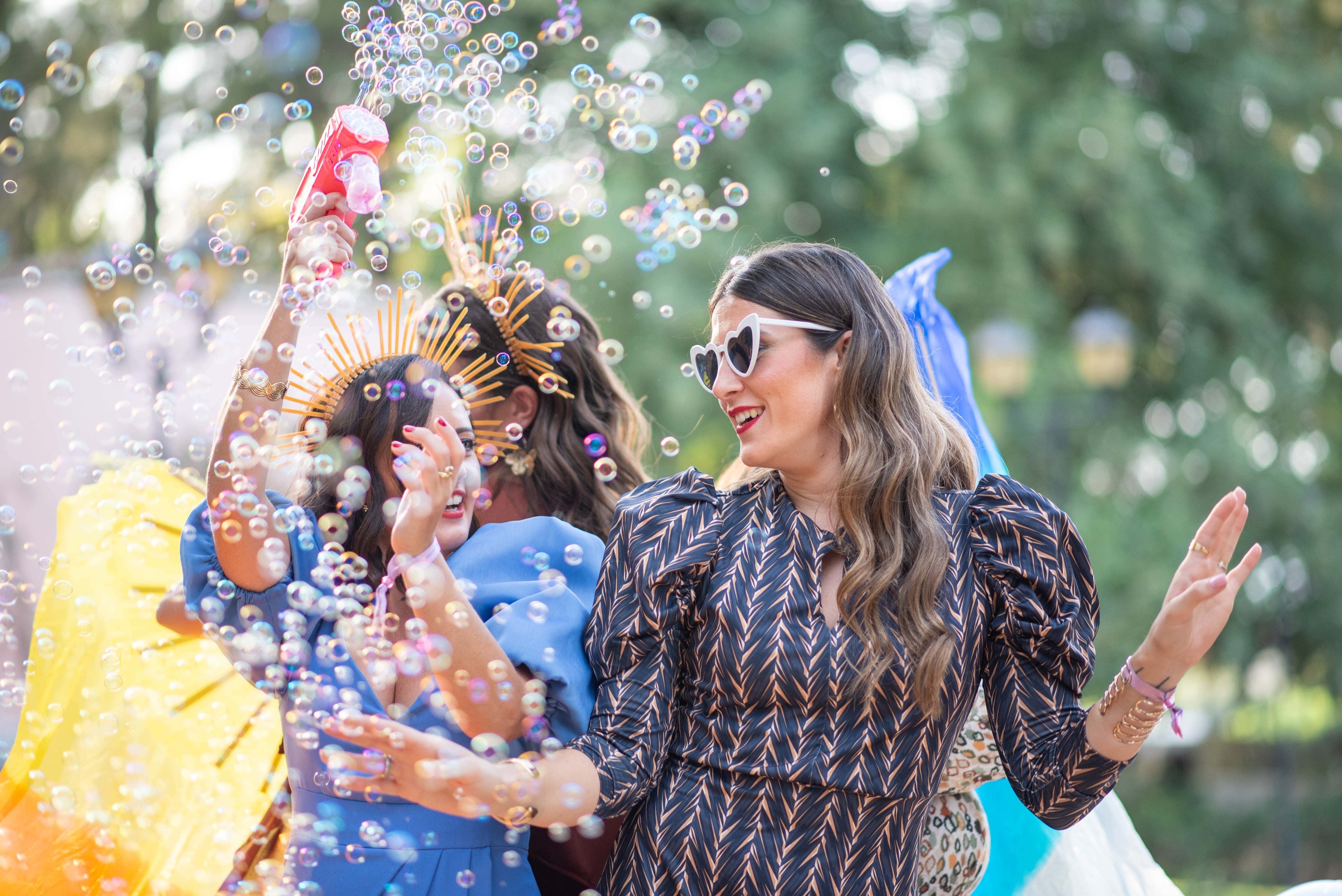 Invitadas con accesorios de fotomatón