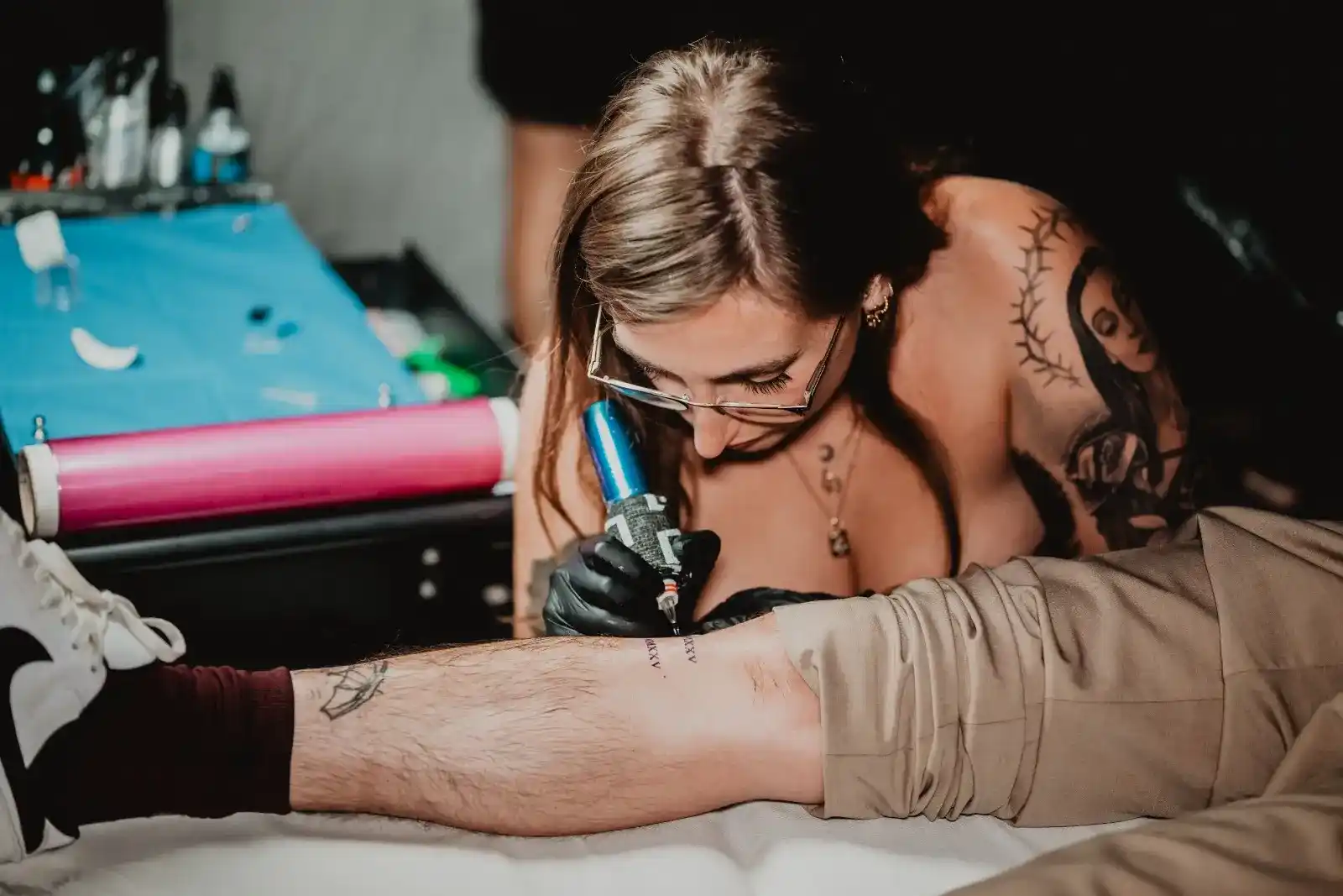 Tatuaje temporal en brazo